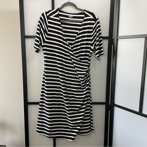 [L] Old Navy Maternity Summer Classic Black & White Striped Casual Midi Dress